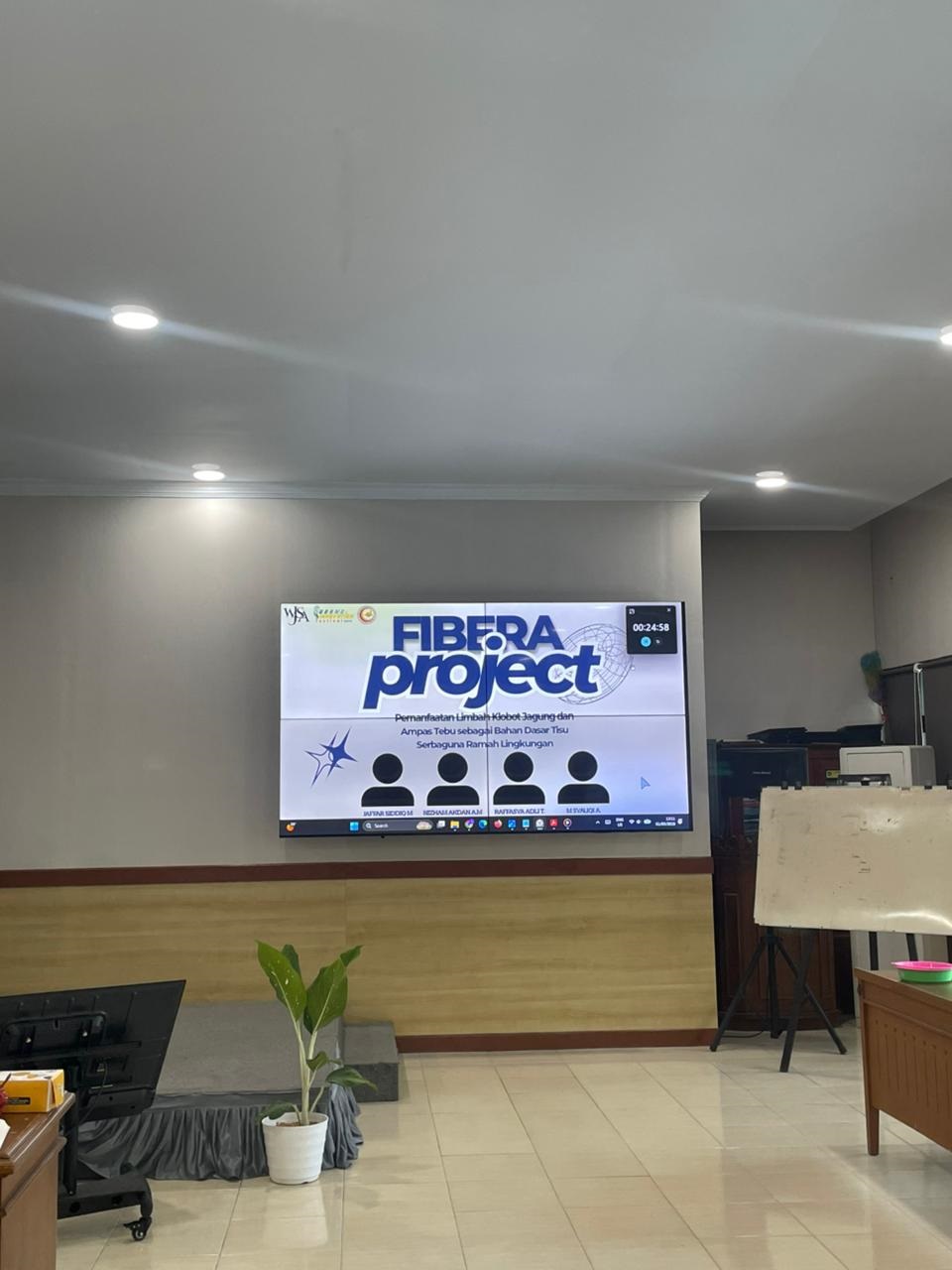 Layar Presentasi Proyektor